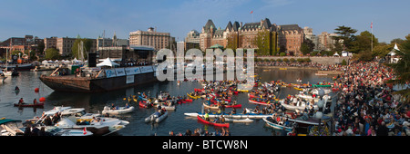 Panorama di Victoria Symphony Splash a Victoria Inner Harbour con Empress Hotel in background. Foto Stock