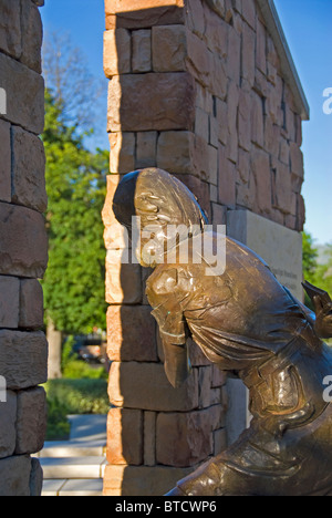 Statua di bronzo di Anne Frank il peering attraverso una finestra mentre si nascondono in Idaho Anne Frank Diritti umani Memorial, il Boise Foto Stock