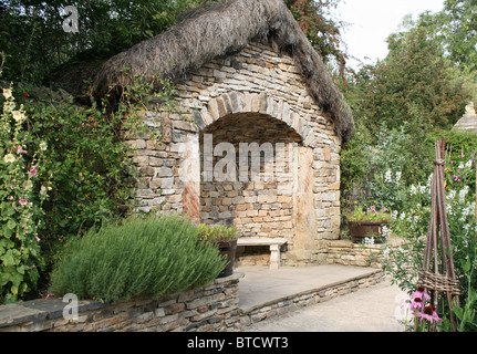 Un Arbor costruito in pietra a Forbidden Corner, Tughill Park, Coverham; North Yorkshire Foto Stock