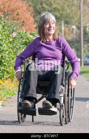 Donna disabile in carrozzella Foto Stock