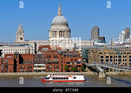 Il fiume Tamigi tour in barca passando St Pauls Cathedral e il Millenium Bridge Foto Stock