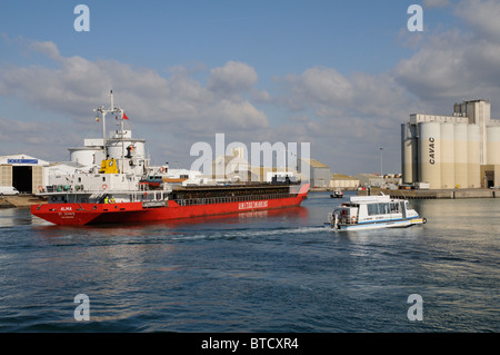 La Alma un carico secco che trasportano grano la nave entra in porto a Les Sables d' Alonne sulla costa atlantica della Francia Foto Stock