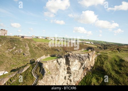L'esterno e reparti superiore dei rovinato Tintagel Castle, Cornwall, Inghilterra, Regno Unito Tintagel villaggio può essere visto in lontananza. Foto Stock