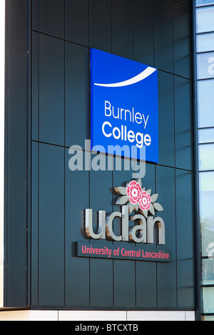 Uclan University of Central Lancashire e Burnley College segnaletica, Burnley, Lancashire, Inghilterra, Regno Unito. Foto Stock