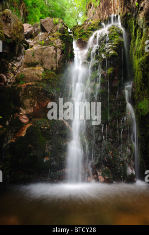 Forza di scala, cascata vicino Buttermere e Crummock acqua nel Lake District inglese Foto Stock