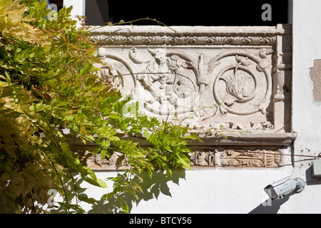 Renaissance balcone decorato con bassorilievi (Varanda Renascença) nella città di Santarém, Portogallo. Foto Stock