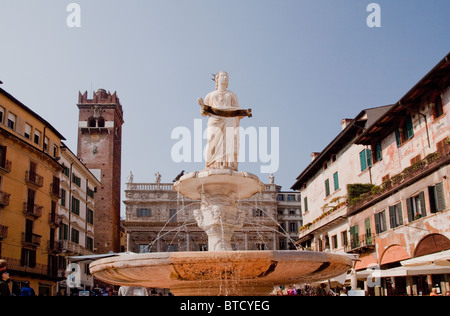 Statua e fontana in Piazza Erbe Verona Italia Foto Stock