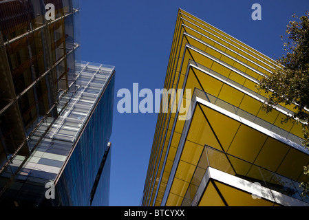 Nuovi uffici sul lungofiume della banca giapponese Nomura (L) e Riverbank House (R) nella città di Londra Foto Stock