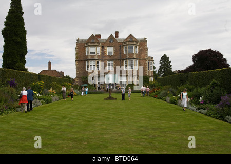 I giardini e la sala a Goldsborough Hall, Nr Knaresborough, Yorkshire. Foto Stock