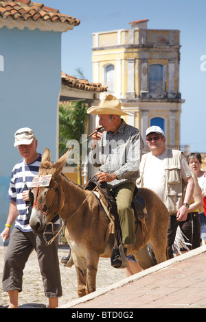 TRINIDAD: uomo cubano su Donkey e turisti Foto Stock
