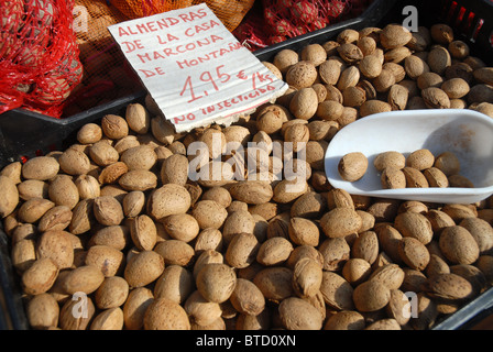 Mandorle organico per la vendita a una pressione di stallo sul ciglio della strada, vicino Guadalest, Provincia di Alicante, Comunidad Valenciana, Spagna Foto Stock