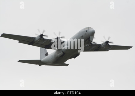 Royal Australian Air force C-130J-30 Hercules decollo da è homebase raaf richmond nel Nuovo Galles del Sud Australia Foto Stock