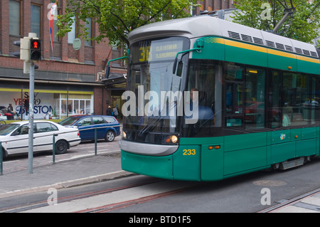 Il tram 3B nella parte anteriore del grande magazzino Stockmann Mannerheimintie street central Helsinki Finlandia Europa Foto Stock