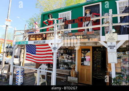 Bullone arrugginito e Thunderbird Negozio indiano Seligman Arizona Route 66 Foto Stock