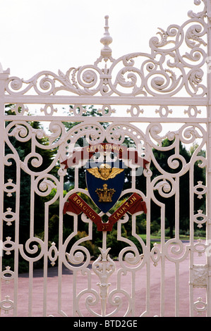 Taunton, Vivary Park Gate, città crest stemma araldico italiano Vittoriano dipinto di bianco in ferro battuto Inghilterra Somerset REGNO UNITO Foto Stock