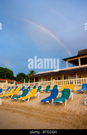 Exotic Tropical Island Beach con esterni colorati in plastica Sedie per il relax, scaldandosi e resto Foto Stock