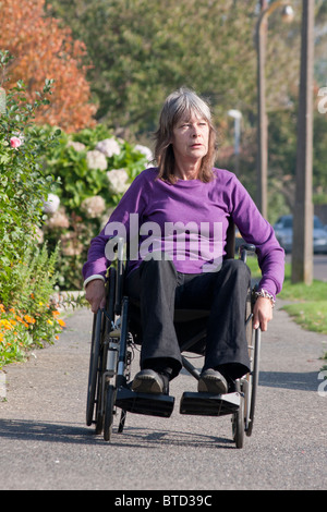 Donna disabile in carrozzella Foto Stock