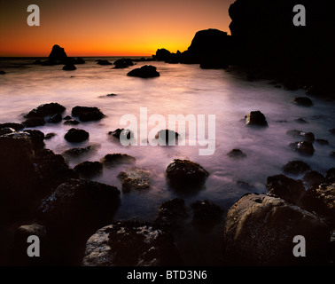 Pozze di marea glow in riflessione di un tramonto sull'Oceano Pacifico nel Parco Nazionale di Redwood vicino a Crescent City e Eureka, CA. Foto Stock