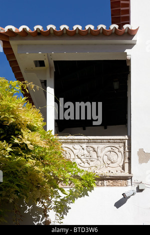 Renaissance balcone decorato con bassorilievi (Varanda Renascença) nella città di Santarém, Portogallo. Foto Stock