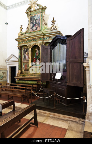 Organo a canne in ospedale de Gesù Cristo Chiesa. Portoghese del xvii secolo architettura manieristica, chiamato Chão. Santarém, Portogallo. Foto Stock