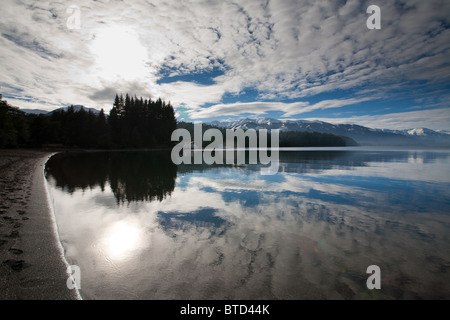 I riflessi del tramonto in Bahia Mansa beach oltre Nahuel Huapi Lago in Villa La Angostura, Neuquen, Argentina. Foto Stock