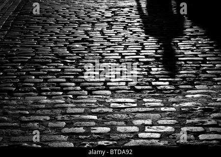 Sagome e ombre sulla pavimentazione di Earlham Street, il Seven Dials di Covent Garden di Londra, Regno Unito Foto Stock