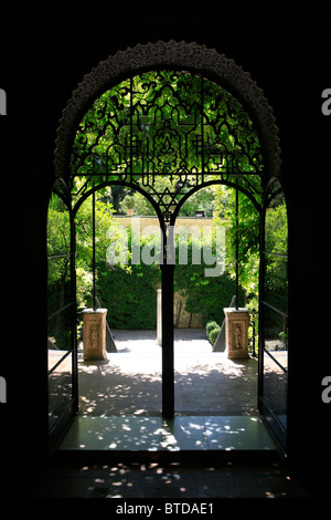 Porta ai giardini dell'Alcazar di Siviglia dal Patio de las Muñecas (Cortile delle bambole) a Siviglia, Spagna Foto Stock