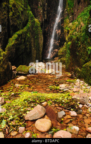 Forza di scala, cascata vicino Buttermere e Crummock acqua nel Lake District inglese Foto Stock