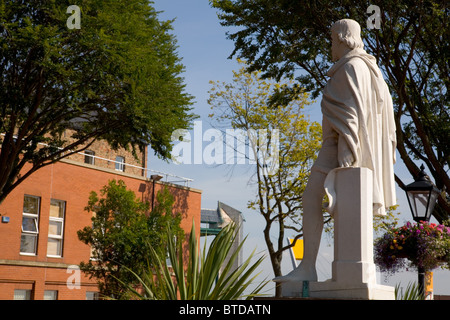 Statua di William Delapole con barriera di marea in background di Kingston upon Hull Foto Stock