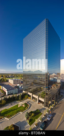 Vista la mattina del Robert B. Atwood edificio per uffici nel centro di Anchorage, centromeridionale Alaska, estate Foto Stock