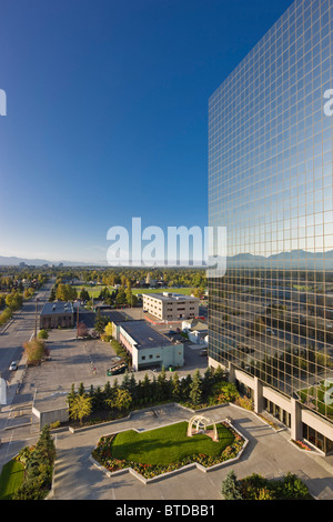 Vista la mattina del Robert B. Atwood edificio per uffici nel centro di Anchorage, centromeridionale Alaska, estate Foto Stock