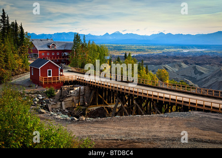 Restaurato di recente ponte ferroviario al mulino Kennecott Town, Wrangell St. Elias National Park & Preserve, centromeridionale Alaska, estate Foto Stock