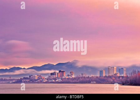 Vista dello Skyline del sole che sorge su una nebbia avvolta di ancoraggio e Cook Inlet, centromeridionale Alaska, caduta Foto Stock