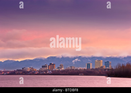 Vista dello Skyline del sole che sorge su una nebbia avvolta di ancoraggio e Cook Inlet, centromeridionale Alaska, caduta Foto Stock