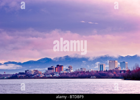 Vista dello Skyline del sole che sorge su una nebbia avvolta di ancoraggio e Cook Inlet, centromeridionale Alaska, caduta Foto Stock