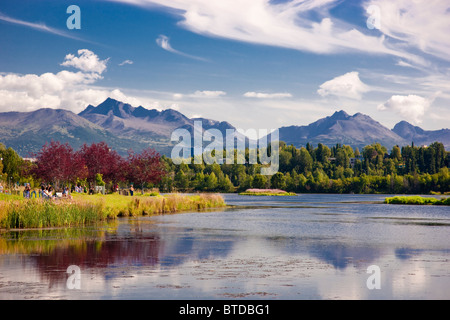 Vista sulla laguna di Westchester e il Chugach Mountains durante l'estate, Anchorage, centromeridionale Alaska Foto Stock