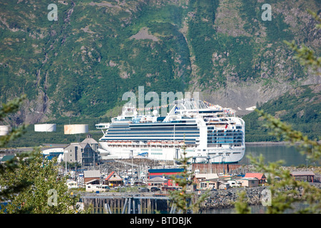 Vista del ** Diamond Princess Cruise nave ormeggiata in città e il porto di Whittier durante l'estate, centromeridionale Alaska Foto Stock