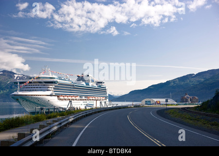 Vista della strada al Whittier Harbour e la ** Diamond Princess Cruise nave ormeggiata durante l'estate, centromeridionale Alaska Foto Stock