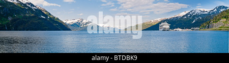 Vista panoramica del canale di passaggio e Whittier Harbour con una nave da crociera attraccata centromeridionale Alaska, estate Foto Stock