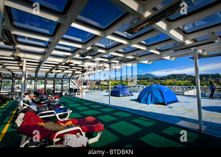 Vista di passeggeri campeggio sul solarium della Alaska Marine Highway M/V Columbia Ferry nel passaggio interno, Alaska, Foto Stock