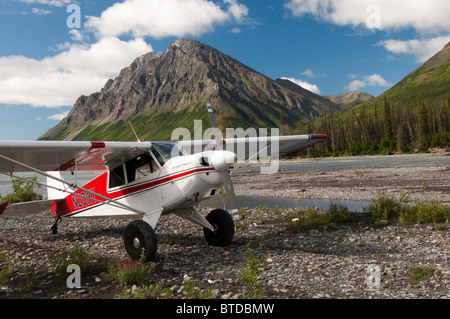 Un velivolo Aviat Husky A-1B poggia su una barra di ghiaia, North Fork del Fiume Koyukuk, cancelli dell'Artico National Park, Alaska Foto Stock