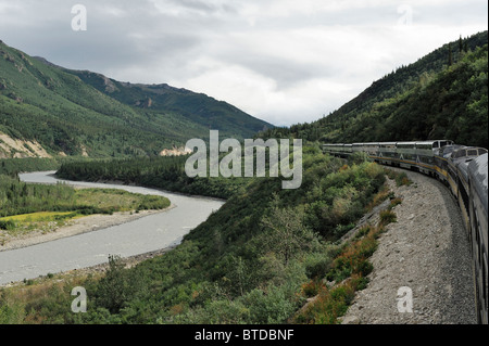 Vista panoramica dell'Alaska Railroad Denali Star treno lungo il fiume Nenana, Alaska Foto Stock