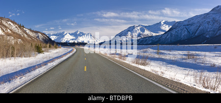 Vista diurna di Richardson autostradale lungo il delta del fiume appena prima di andare in Alaska Range, Interior Alaska, inverno Foto Stock