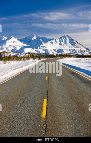 Vista diurna di Richardson autostradale lungo il delta del fiume appena prima di andare in Alaska Range, Interior Alaska, inverno Foto Stock