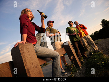 Gruppo di amici appendere fuori e guardare il tramonto al punto Woronzof ad Anchorage, centromeridionale Alaska Foto Stock