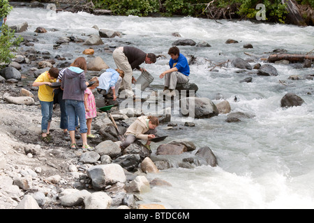 Un gruppo di persone pan per l'oro in bianco schiumoso creek a Crow Creek Mine da Girdwood centromeridionale, Alaska, estate Foto Stock