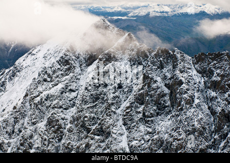 Vista aerea del boreale vertice di montagna spolverato di neve fresca nei cancelli dell'Artico Parco nazionale e preservare, Alaska, estate Foto Stock