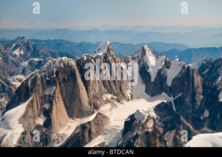 Vista aerea di alci il dente e l'Alaska Range in una giornata di sole nel parco nazionale e Riserva di Denali, Interior Alaska, estate Foto Stock