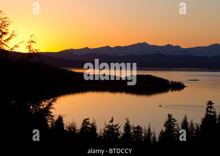 Sunset scenic all ingresso Auke Bay nei pressi di Juneau, all'interno del passaggio, a sud-est di Alaska, inverno Foto Stock