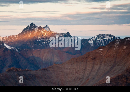 Boreale catture di montagna la prima luce di luce del mattino nei cancelli dell'Artico National Park, Alaska Foto Stock